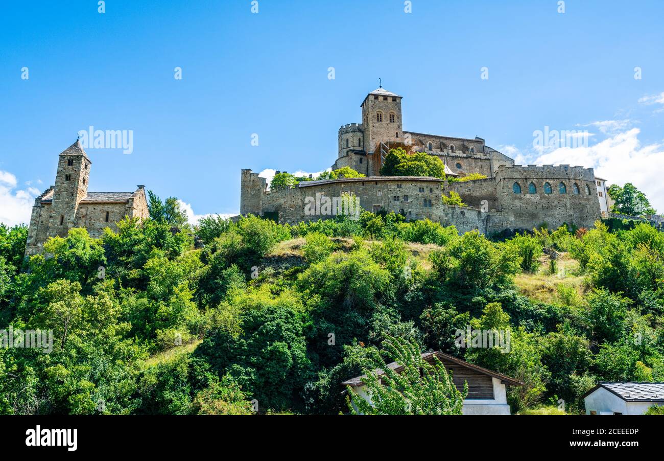 La basilique de la Valère également appelée château de la Valère vue panoramique dessus colline de rocky et petite église avec ciel bleu clair dedans Sion Valais Suisse Banque D'Images