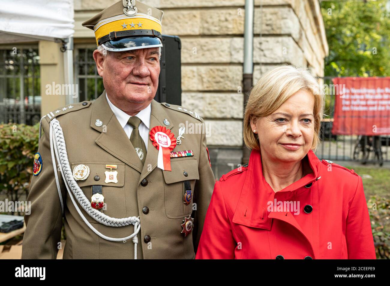 Berlin, Allemagne. 1er septembre 2020. Slawomir Majszak, fils d'un soldat de l'armée polonaise dans l'armée rouge, participe avec Gesine Lötzsch, membre du Bundestag allemand, à l'inauguration du "Mémorial aux libérateurs polonais de Berlin". Le monument en face de la tu Berlin a été inauguré à l'occasion du 81e anniversaire de l'invasion allemande de la Pologne et du début de la Seconde Guerre mondiale le 1er septembre 1939. Credit: Fabian Sommer/dpa/Alay Live News Banque D'Images