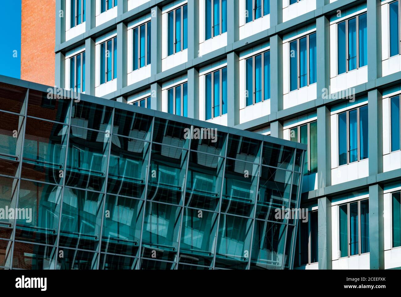 Abstrait distorsion des réflexions dans le couloir de la galerie de verre de bâtiment d'entreprise moderne. Futuriste façonne l'architecture urbaine de Hambourg Allemagne Banque D'Images