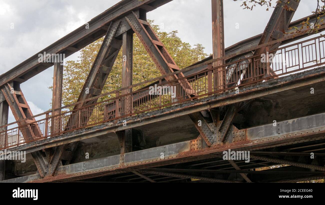 Vieux pont ferroviaire du point de vue d'une grenouille Banque D'Images