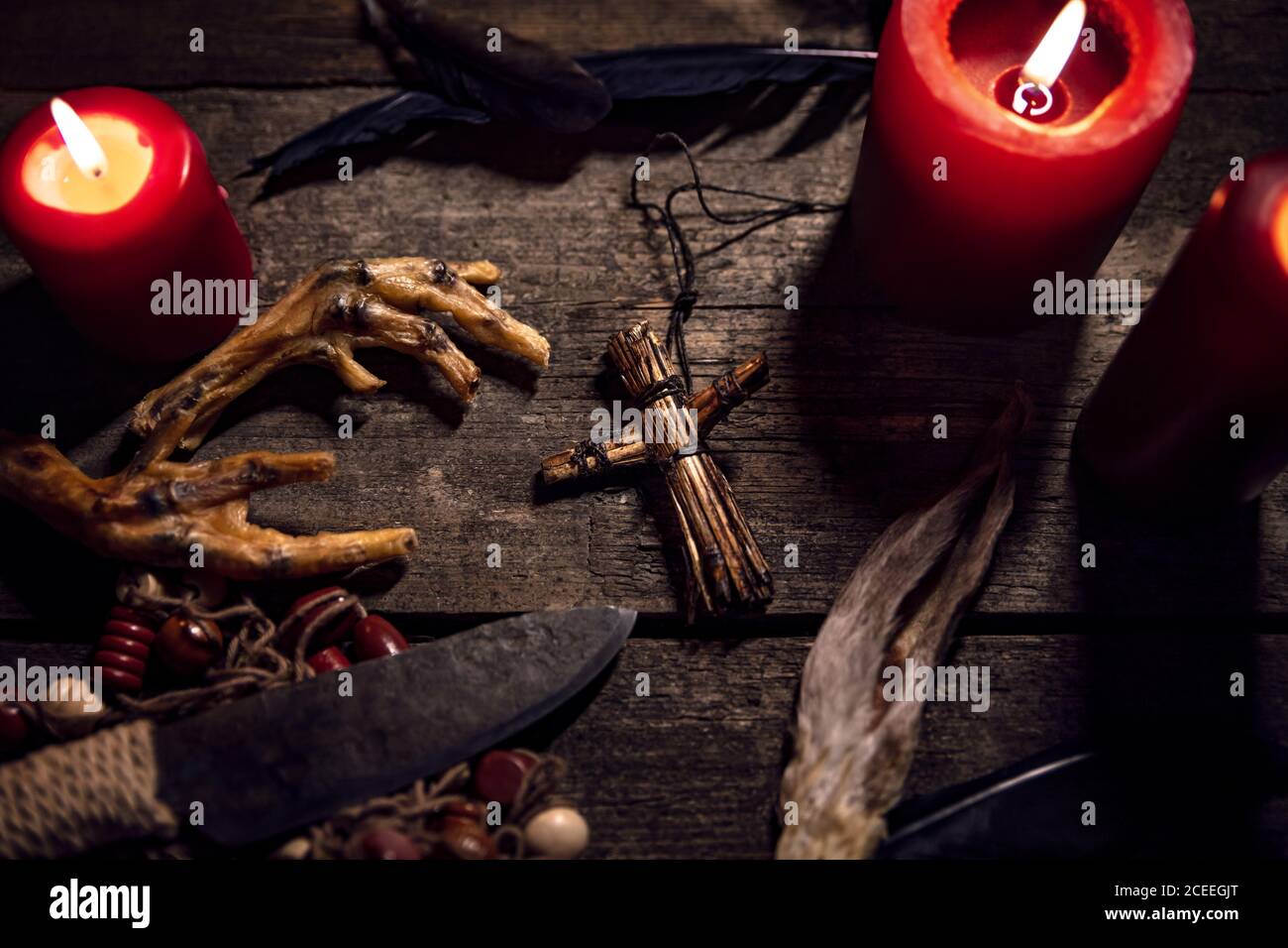 Rituel Voodoo ou vodun sombre avec marionnette, pieds et couteau de corbeau, sorcellerie africaine et religion Banque D'Images