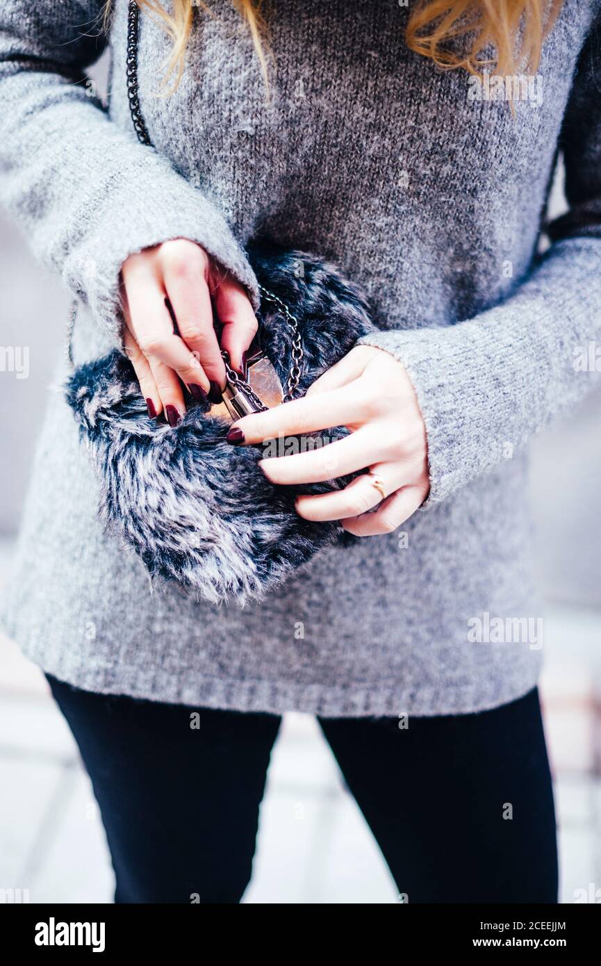 Gros plan d'une femme élégante avec des ongles peints ouvrant son sac à main Banque D'Images