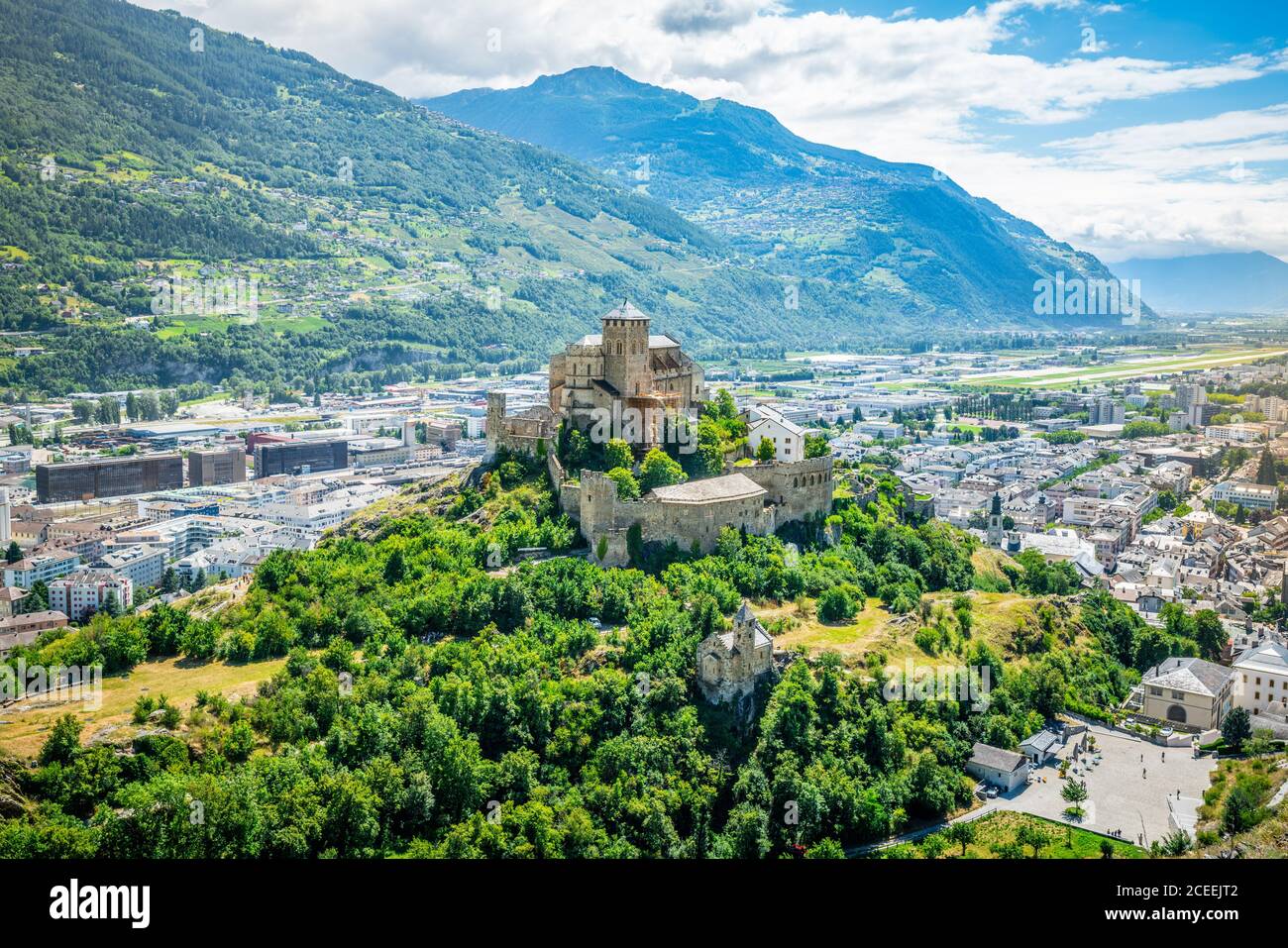 Vue aérienne de la basilique du Valais et du paysage urbain de Sion Valais Suisse Banque D'Images