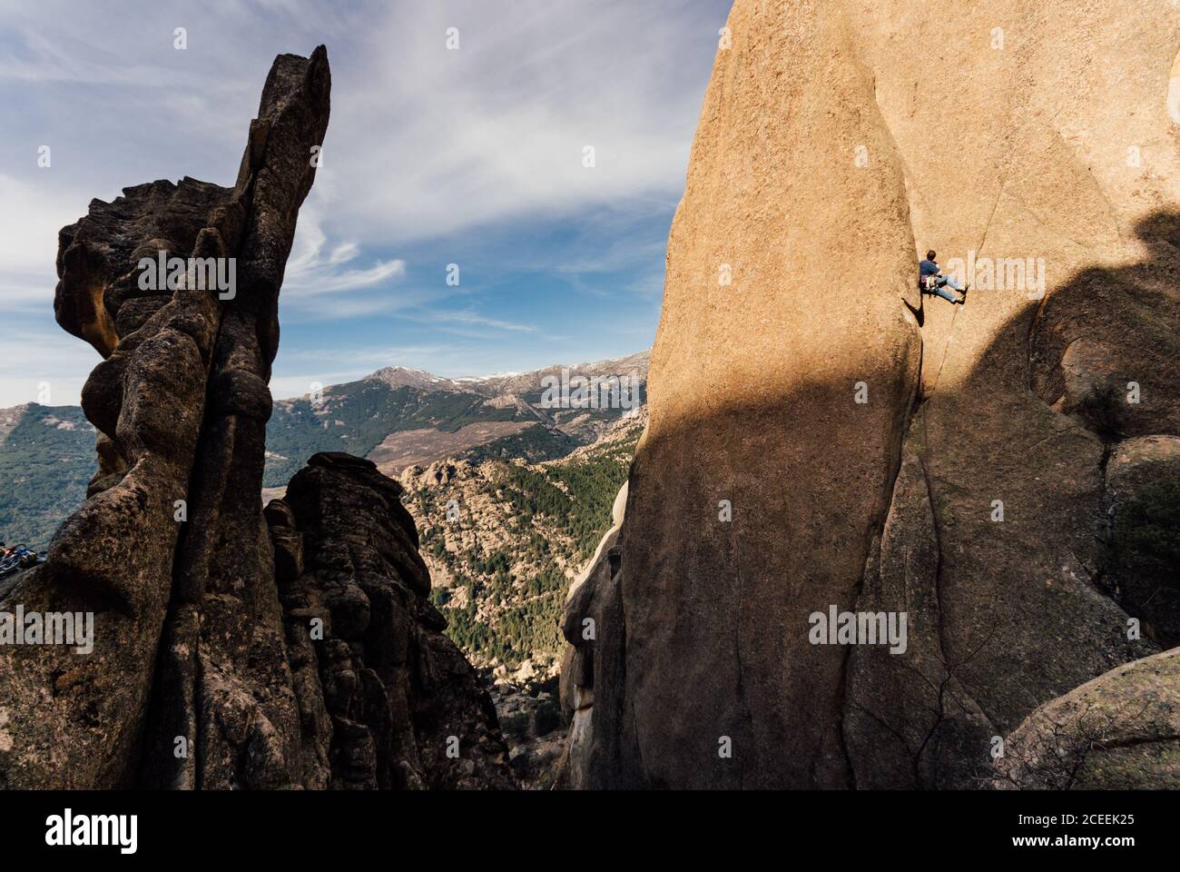 Rock grimpeur homme grimpant une crique de granit raide, la Pedriza, Espagne Banque D'Images