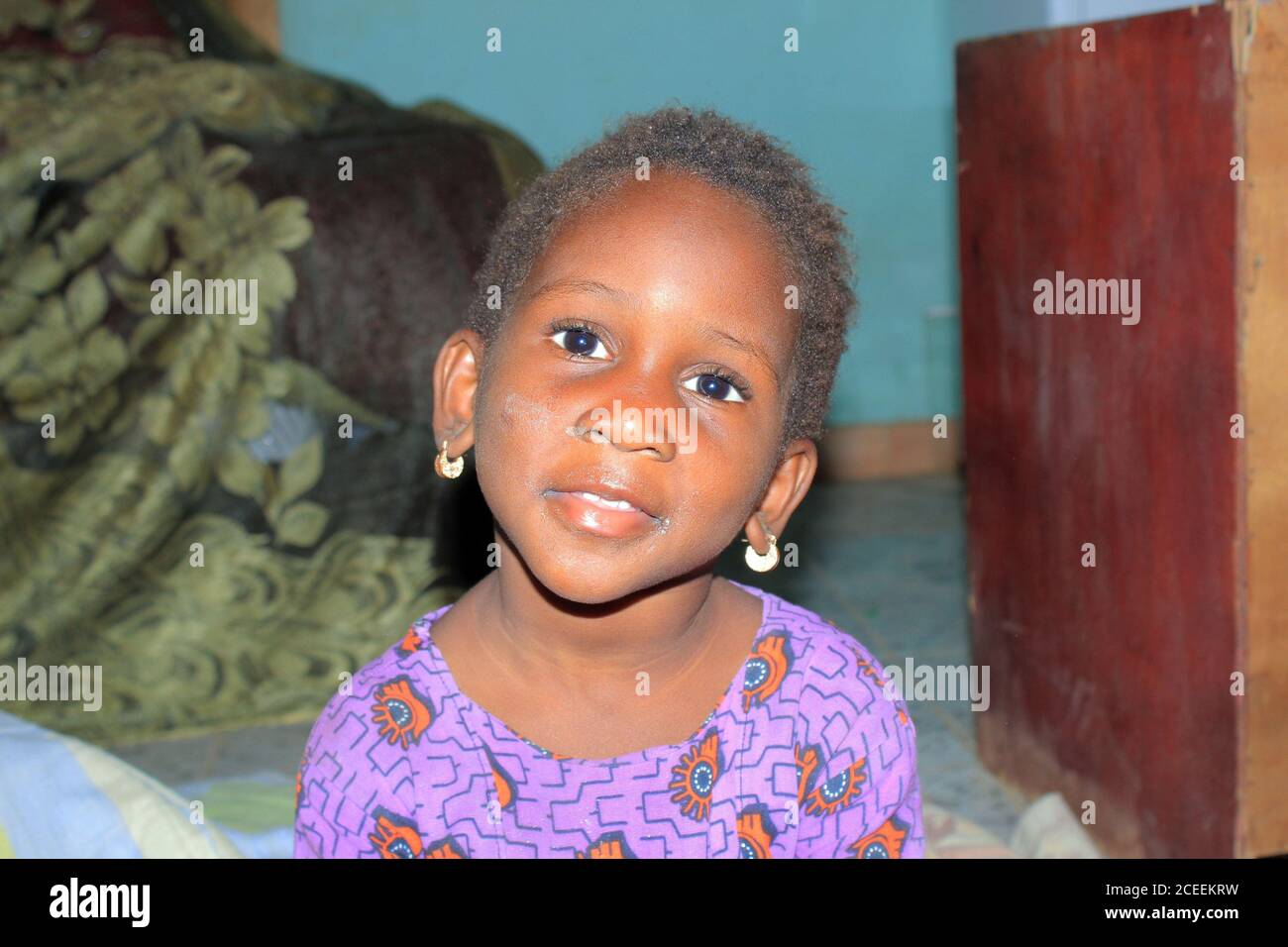 Petite fille sénégalaise non identifiée à Touba, la ville sainte du Sénégal Banque D'Images