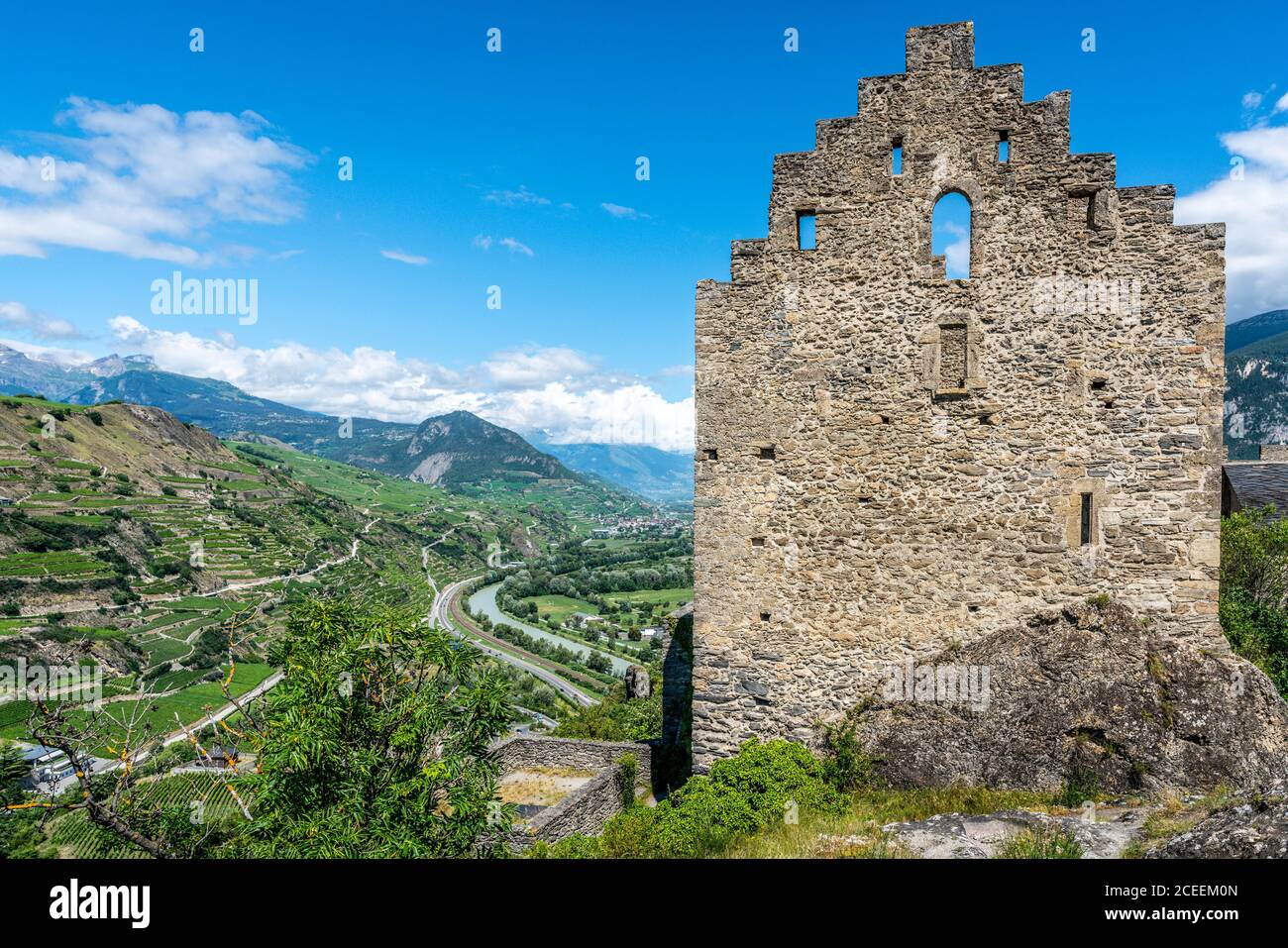 Panorama des ruines du château de Tourbillon et vue aérienne Du Valais avec le Rhône et les montagnes à Sion Suisse Banque D'Images