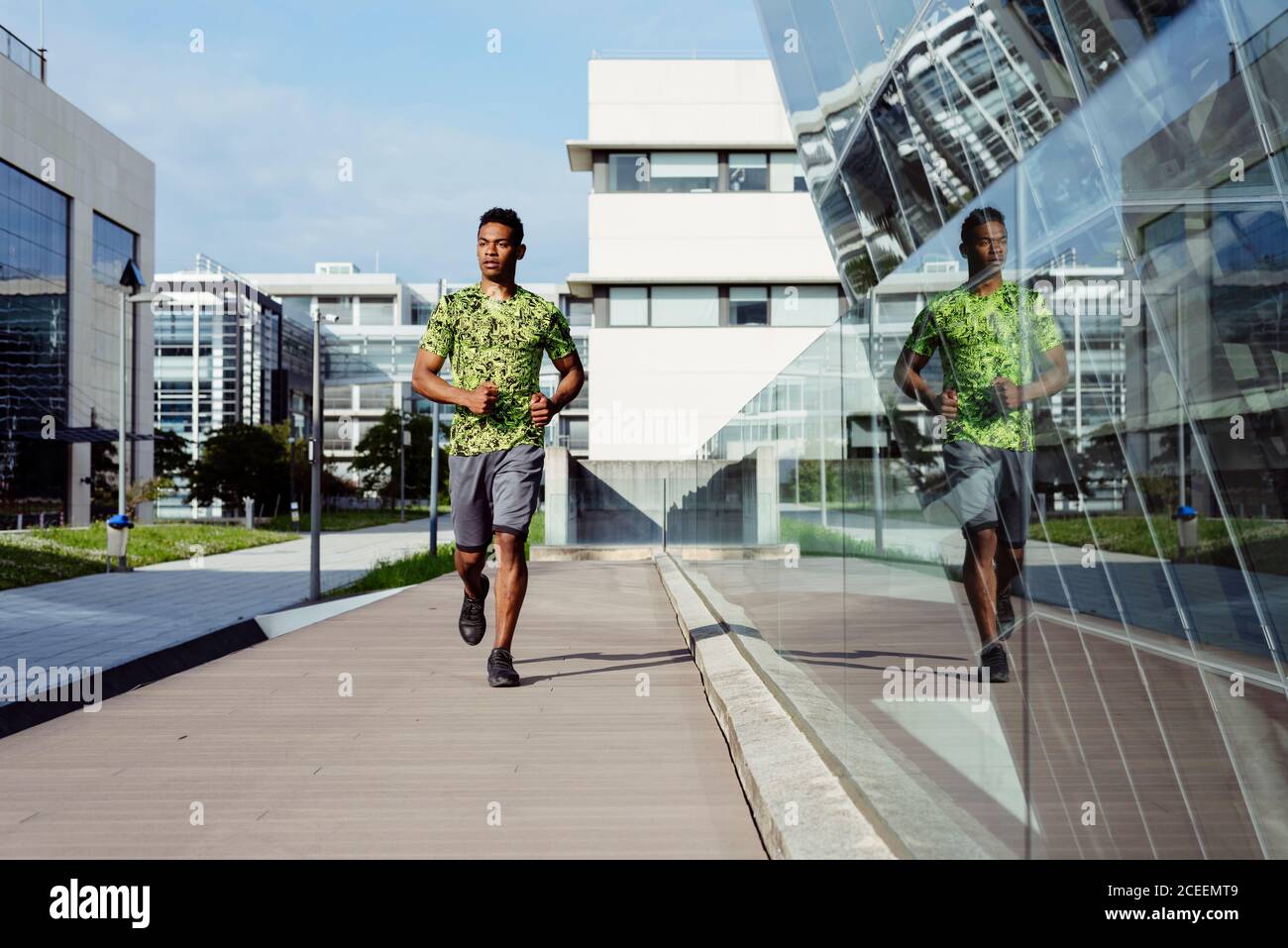 Beau homme ethnique qui fait du jogging en ville Photo Stock Alamy