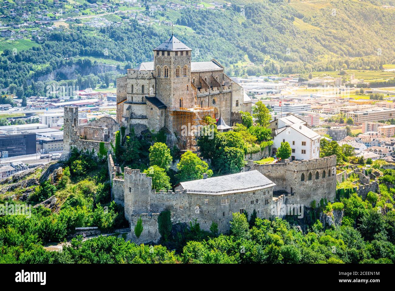 Vue aérienne de la basilique de la Valère avec lumière spectaculaire au coucher du soleil Sion Valais Suisse Banque D'Images