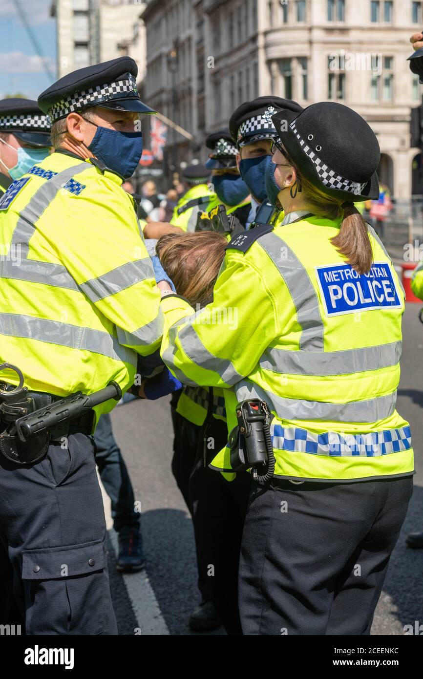Londres, Royaume-Uni. 1er septembre 2020. XR (rébellion d'extinction) les manifestants sont déplacés hors de la route à l'extérieur des chambres du Parlement par la police pour nettoyer l'autoroute crédit: Ian Davidson/Alay Live News Banque D'Images