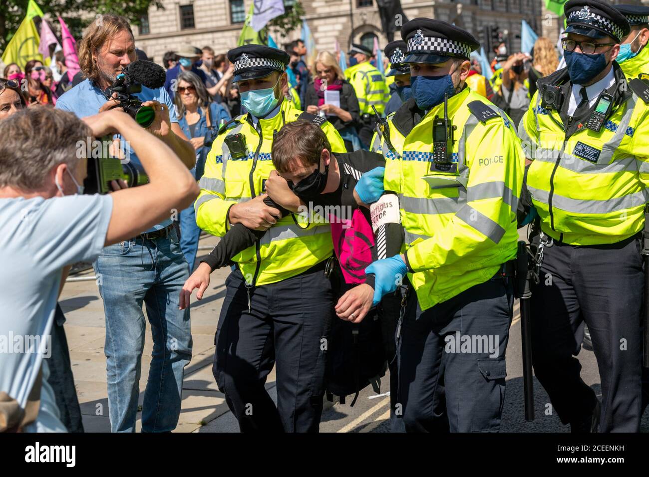 Londres, Royaume-Uni. 1er septembre 2020. XR (rébellion d'extinction) les manifestants sont déplacés hors de la route à l'extérieur des chambres du Parlement par la police pour nettoyer l'autoroute crédit: Ian Davidson/Alay Live News Banque D'Images
