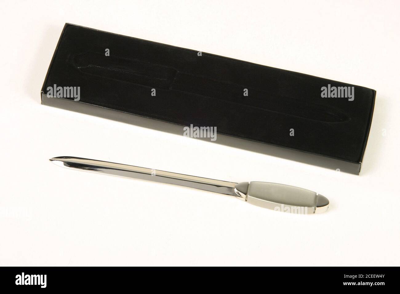 Ouvre-enveloppes pour bureau ou salle d'étude en métal poli. Banque D'Images