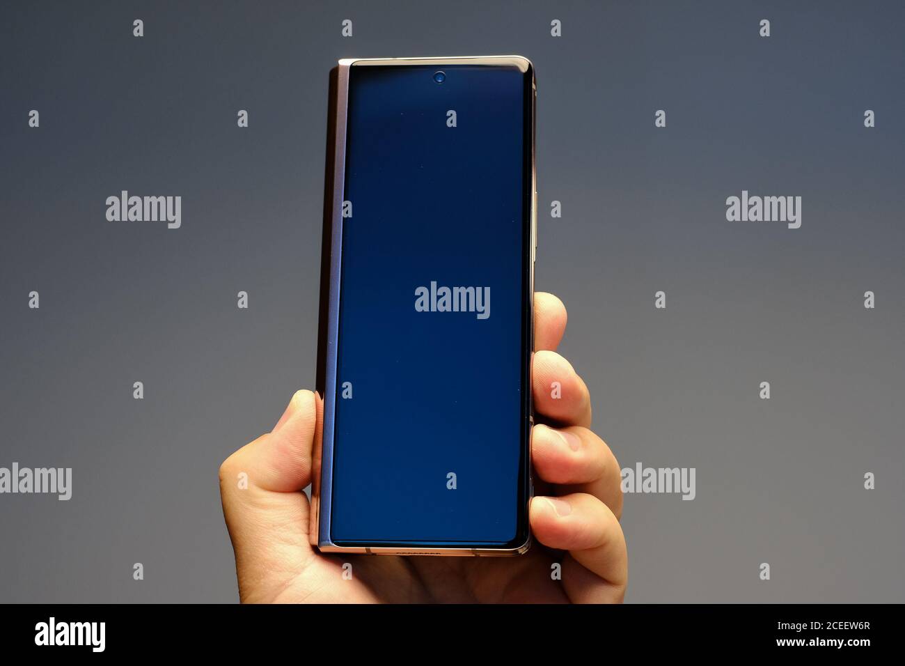 RIGA, SEPTEMBRE 2020 - le nouveau Samsung Galaxy Z Fold2 5G smartphone Android est affiché à des fins éditoriales. Contraste élevé, faible focale ef Banque D'Images