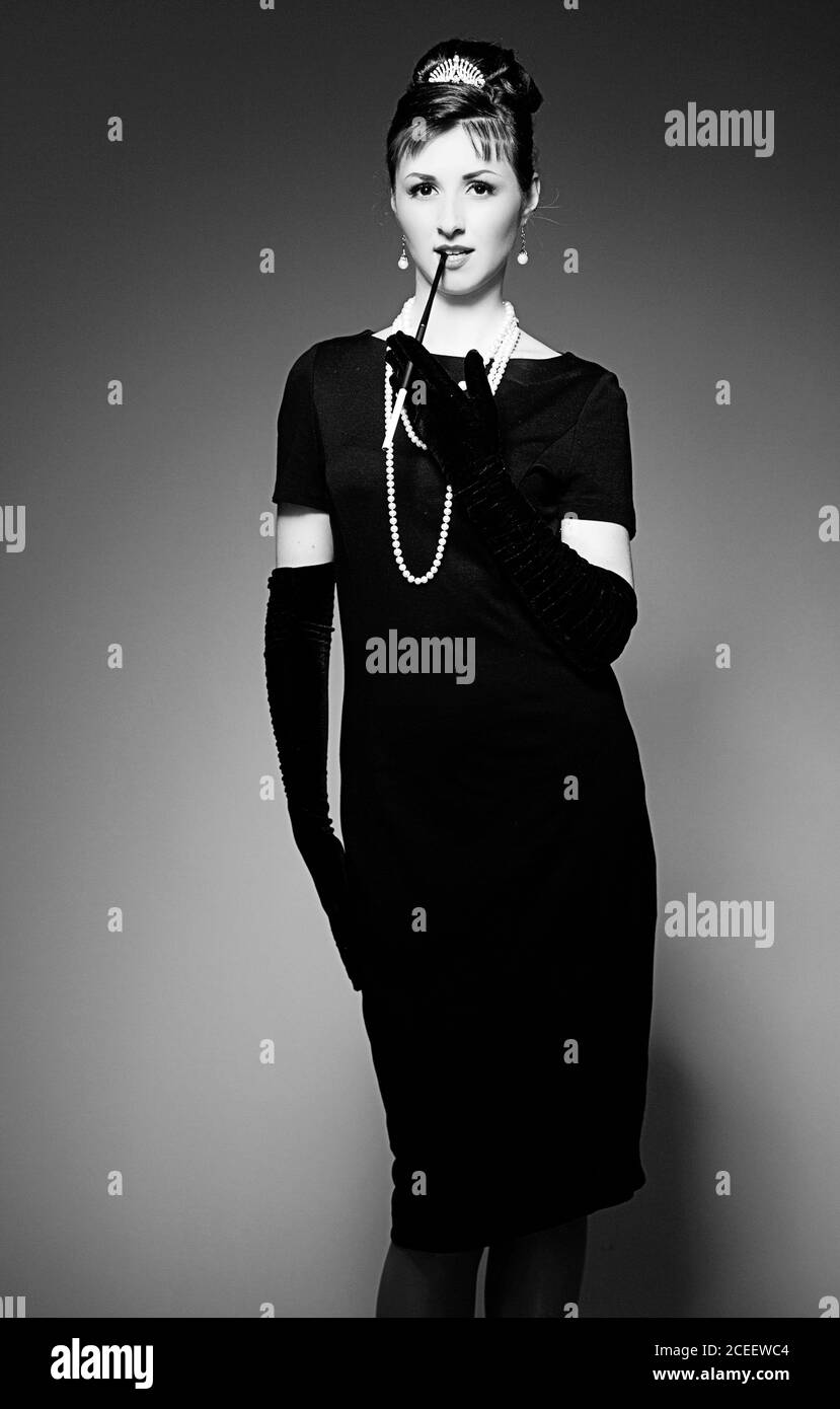 Audrey hepburn cigarette Banque d'images noir et blanc - Alamy