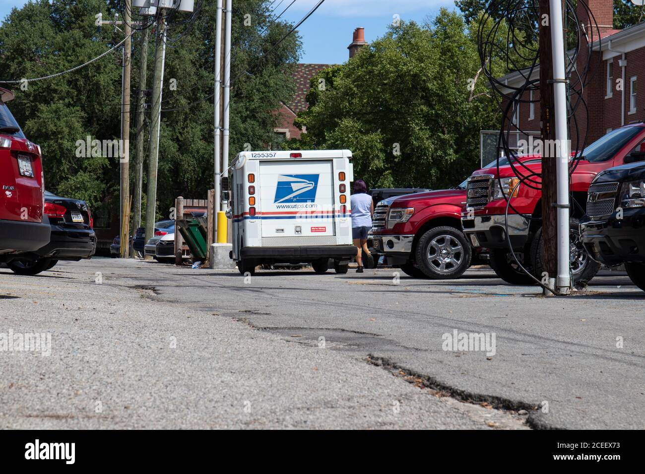 West Lafayette - Circa août 2020 : véhicule de poste USPS. L'USPS est responsable de la livraison du courrier et du service postal. Banque D'Images