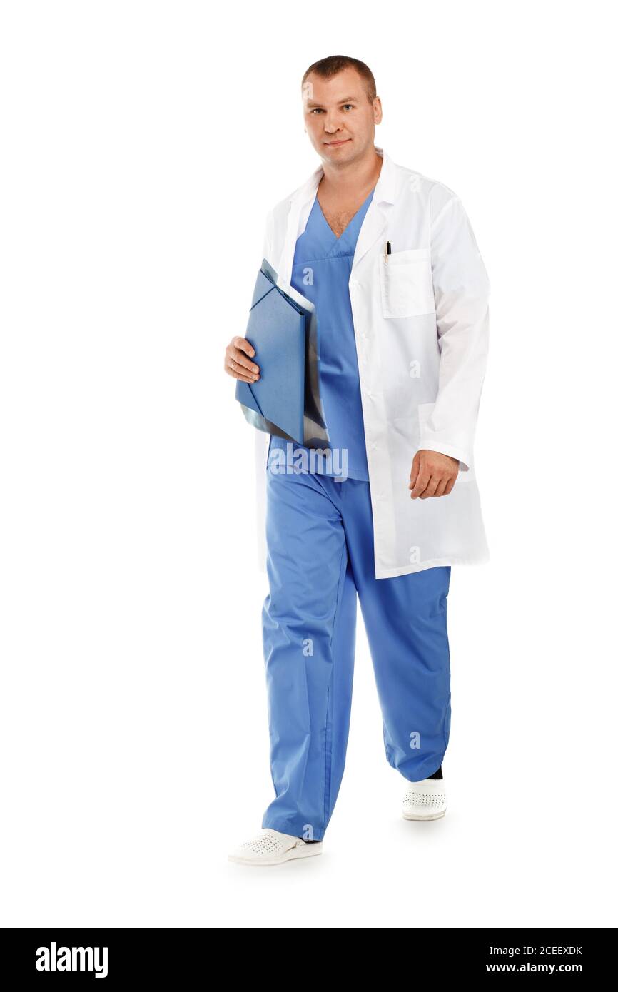 portrait d'un jeune homme médecin en chirurgie médicale uniforme bleu en mouvement en laissant la salle d'opération contre un arrière-plan blanc Banque D'Images