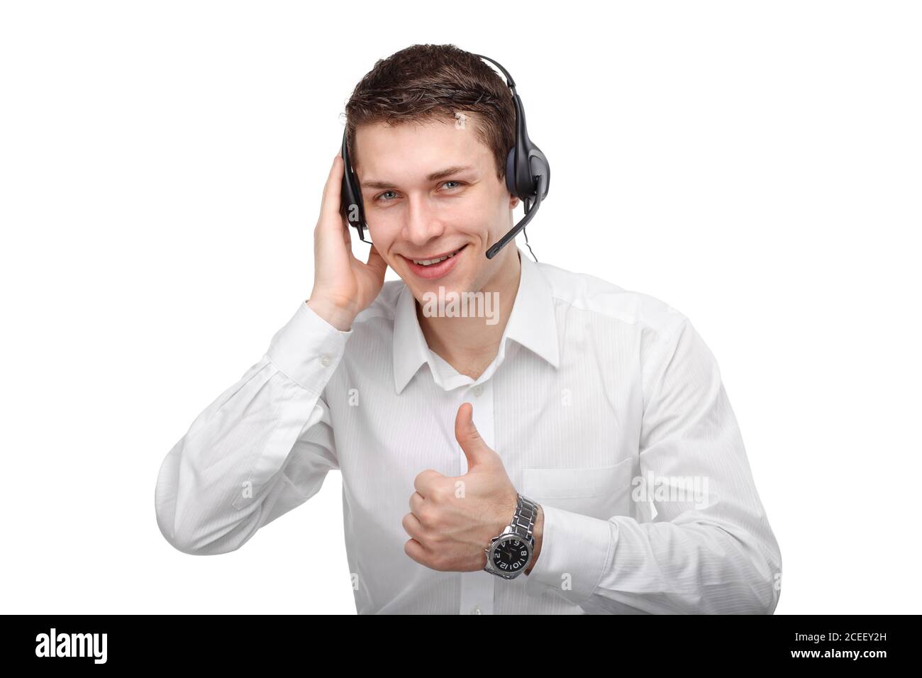 Portrait en gros plan d'un représentant du service à la clientèle ou d'un employé du centre d'appels, d'un opérateur ou d'un membre du personnel de support parlant avec un casque, isolé sur du blanc Banque D'Images
