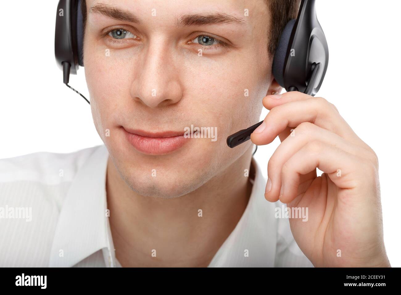Portrait en gros plan d'un représentant du service à la clientèle ou d'un employé du centre d'appels, d'un opérateur ou d'un membre du personnel de support parlant avec un casque, isolé sur du blanc Banque D'Images