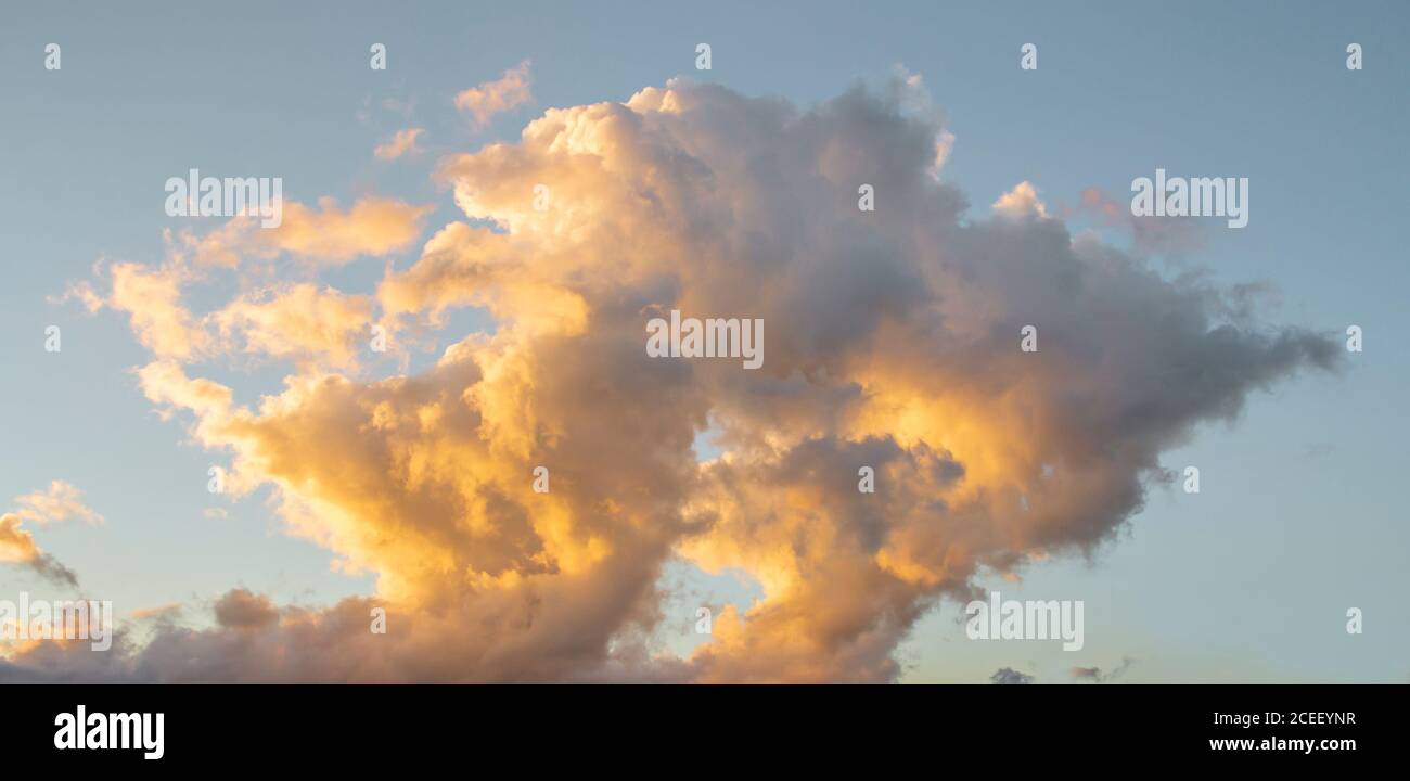 des nuages spectaculaires sur le ciel du coucher du soleil Banque D'Images