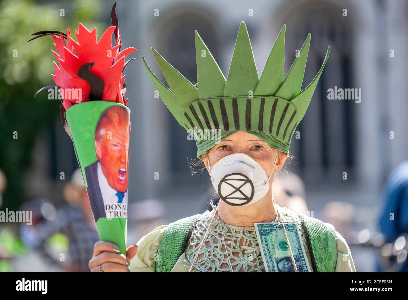 Londres, Royaume-Uni. 1er septembre 2020. Extinction le protestant de la rébellion habillé comme une statue verte de la liberté sur la place du Parlement. Frustré par l’incapacité du gouvernement à agir en cas d’urgence climatique et écologique, XR continue de protester contre le changement. Le projet de loi sur les mesures d'urgence climatique et écologique (projet de loi CEE) est le seul plan concret disponible pour faire face à cette crise, et ainsi de suite, le premier jour de leur retour au Parlement, XR exige la Loi du gouvernement maintenant et adopte cette loi. Crédit : Neil Atkinson/Alay Live News. Banque D'Images