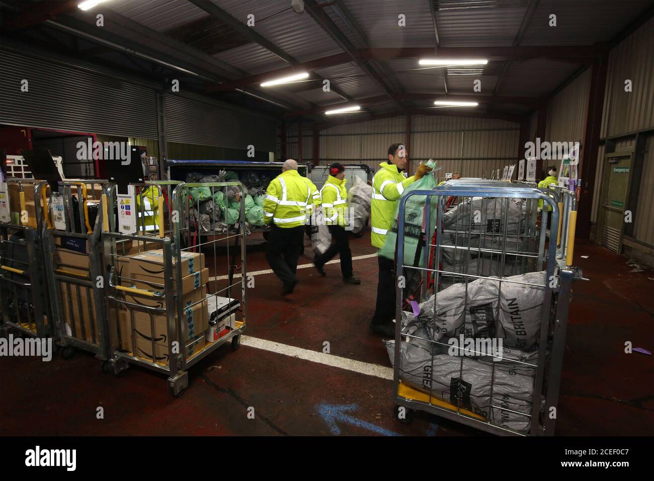 Prestwick Ayrshire Scotland, 18 décembre 2018 : Glasgow Prestwick Airport Royal Mail arrivée et déchargement pour noël Rush Banque D'Images