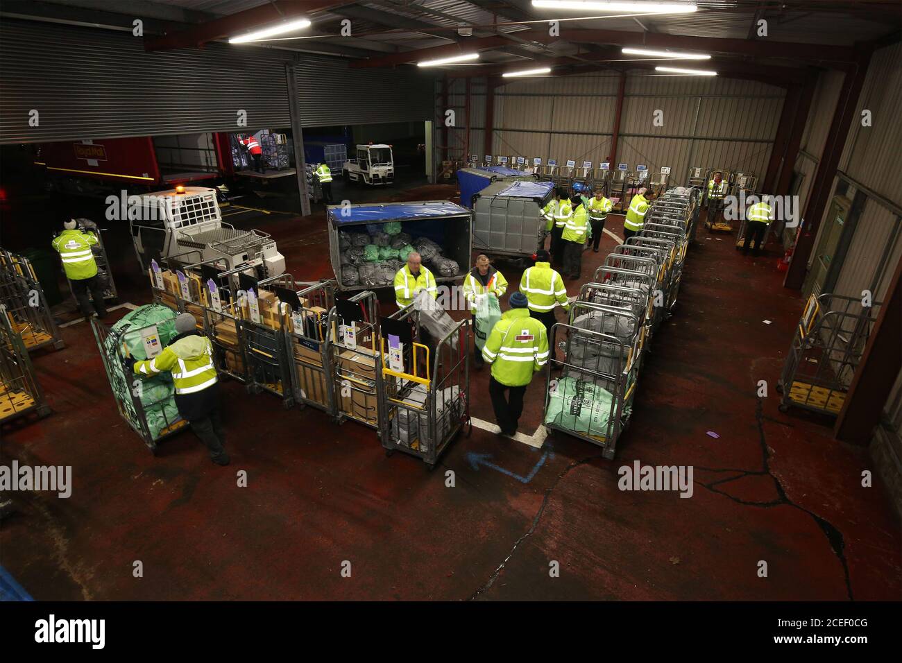 Prestwick Ayrshire Scotland, 18 décembre 2018 : Glasgow Prestwick Airport Royal Mail arrivée et déchargement pour noël Rush Banque D'Images