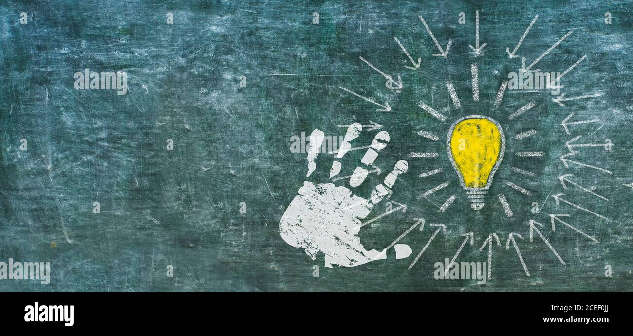 Idée, innovation, concept solutuion, ampoule et main humaine sur tableau noir, modèle de conception, grand espace de copie Banque D'Images