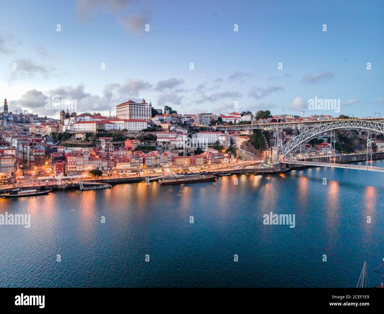 Le pont le plus célèbre de Porto , Ponte dom Luis I , belle vue sur la ville dans la soirée. L'endroit visité par les touristes de nombreux pays. Portugal Banque D'Images