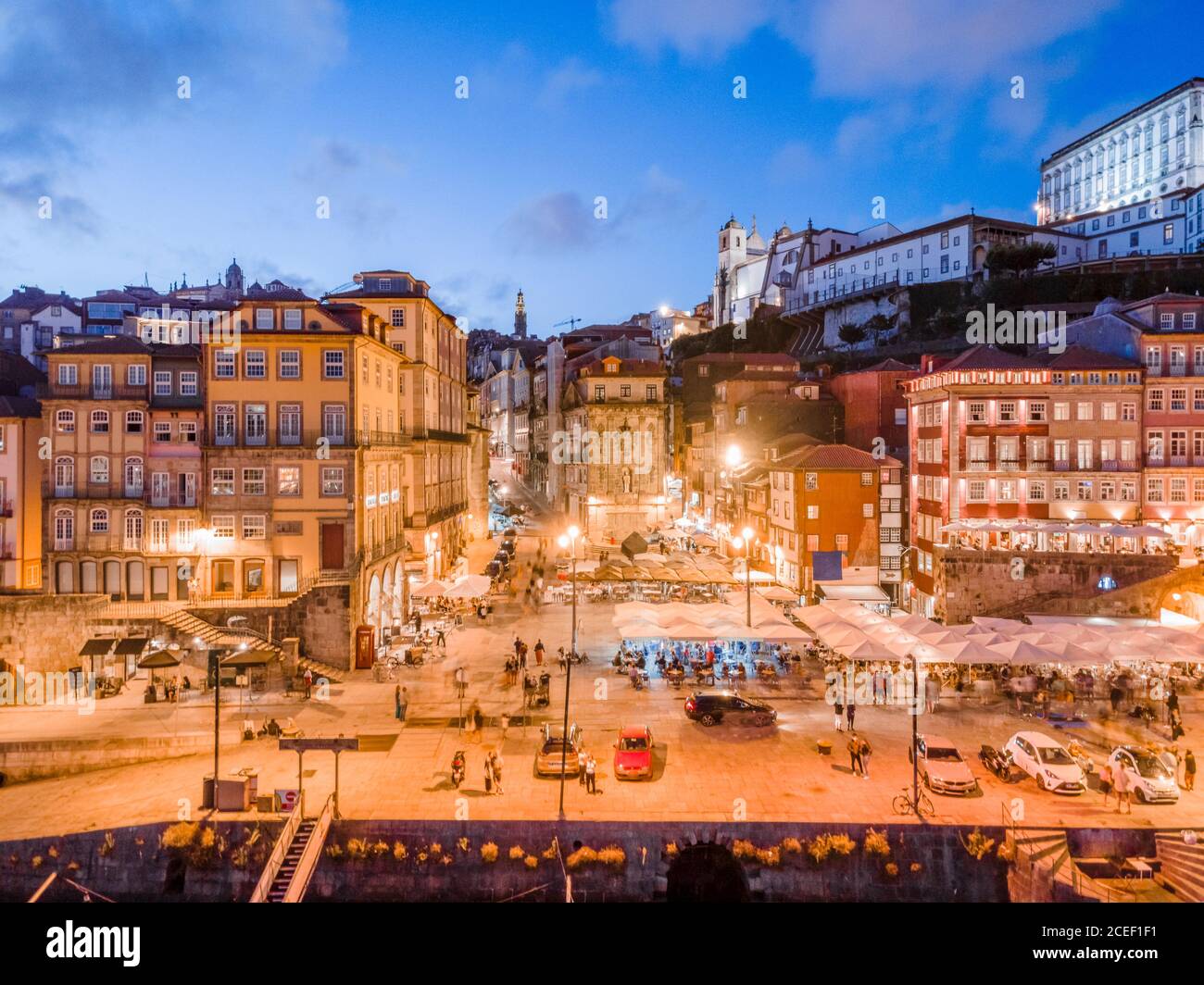 Place historique de Ribeira dans le centre-ville de Porto la nuit, Portugal Banque D'Images