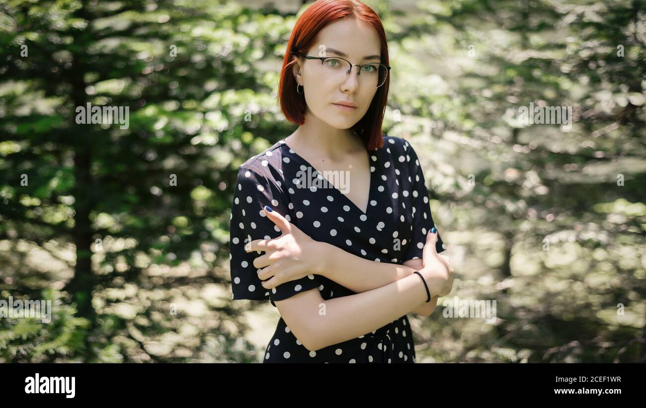Portrait de la belle femme à tête rouge portant des lunettes. Banque D'Images