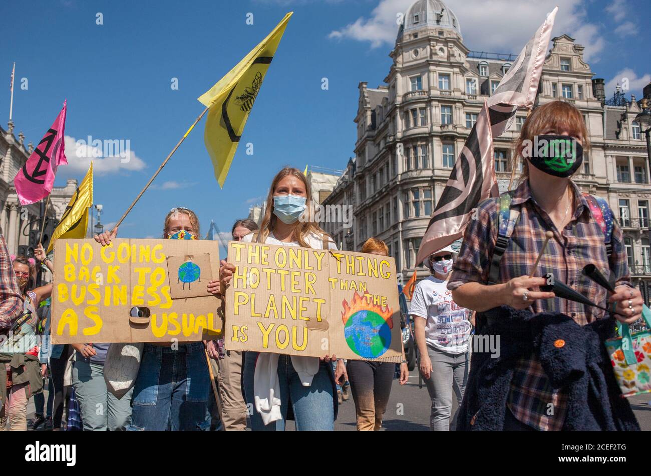 Londres, Royaume-Uni. 1er septembre 2020. Extinction les manifestants de la rébellion marchent autour de la place du Parlement. Frustré par l’incapacité du gouvernement à agir en cas d’urgence climatique et écologique, XR continue de protester contre le changement. Le projet de loi sur les mesures d'urgence climatique et écologique (projet de loi CEE) est le seul plan concret disponible pour faire face à cette crise, et ainsi de suite, le premier jour de leur retour au Parlement, XR exige la Loi du gouvernement maintenant et adopte cette loi. Crédit : Neil Atkinson/Alay Live News. Banque D'Images