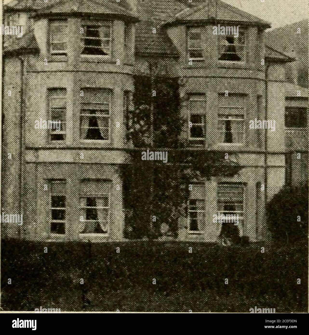 . Un guide illustré et descriptif de Dublin et des circuits de Wicklow ... ND RÉSIDENTIEL. CPLENDILLY situé, face à la mer, parc, liens, et la gare. Deux salles à manger. Salles de dessin, de fumée et de lecture. Chambres avec modem et Airy. Salons privés. Bains chauds et froids. Renownedpour son excellente cuisine et son confort à la maison. Garage automobile banal. Produits propres. Ferme laitière et avicole. Arrangements spéciaux pour les familles et les golfeurs. A. PATERSON. Propriétaire. (Tardif Hôtel Russell, Londres.) DONEGAL HIGHLANDS. Hôtel Portsalon. Magnifiquement situé sur Lough Swilly.First-class. Tout confort. SPLENDIDE 18-H. Banque D'Images