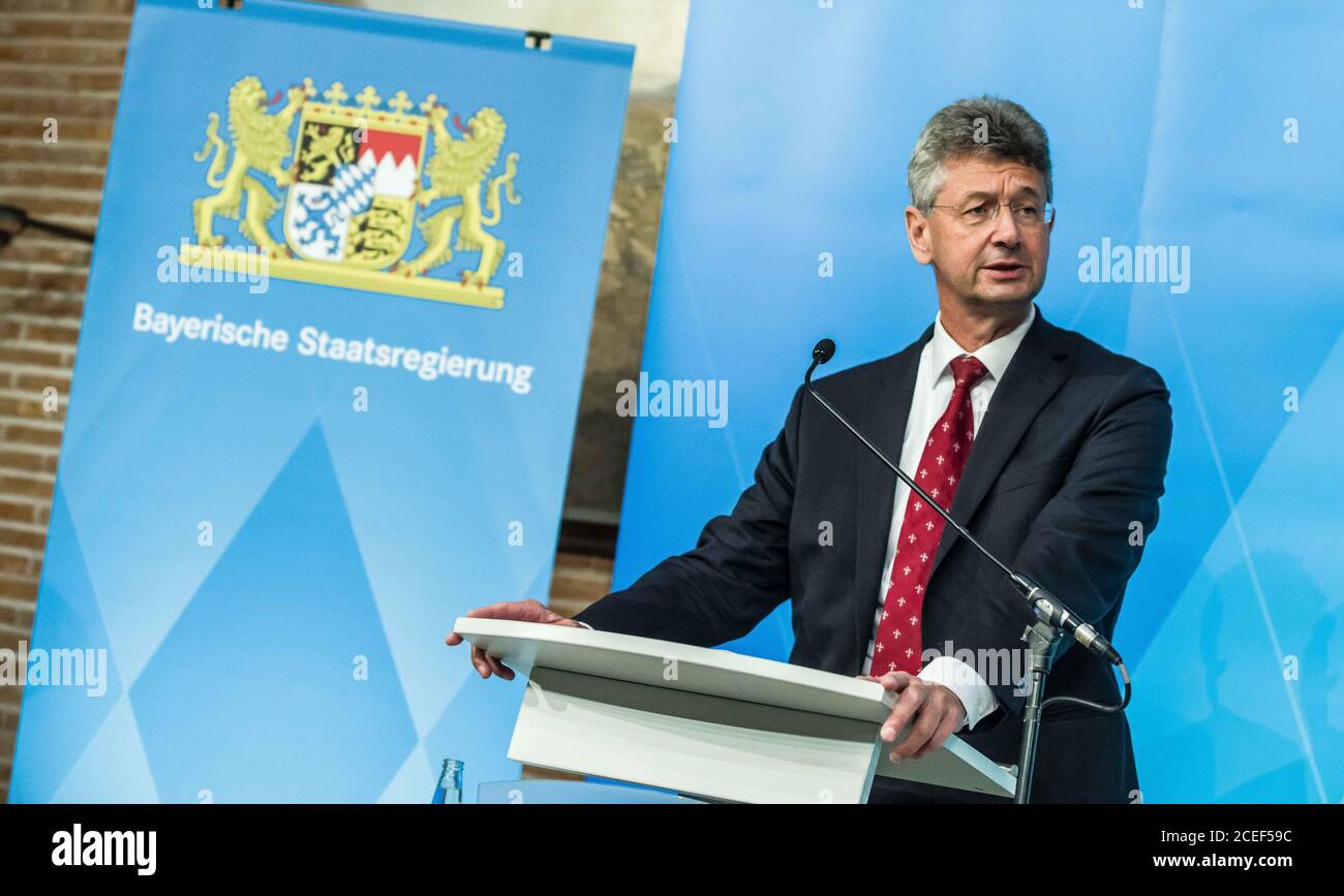 Munich, Bavière, Allemagne. 1er septembre 2020. Le professeur Michael Piazzolo, ministre bavarois. Après une réunion du Ministerrat bavarois, le Dr Florian Herrmann, le Dr Melanie Huml et le Dr Michael Piazzolo se sont réunis pour conseiller le public sur l'état actuel de la pandémie du coronavirus en Allemagne et sur les implications des statistiques actuelles sur les écoles. Parmi les mesures figurent la ventilation des écoles, les exigences de masque et un système de mise en œuvre en trois étapes basé sur la densité des infections. Pour les étudiants qui sont utilisés, il y aura des bus de secours mis à disposition afin de réduire le crowdi Banque D'Images