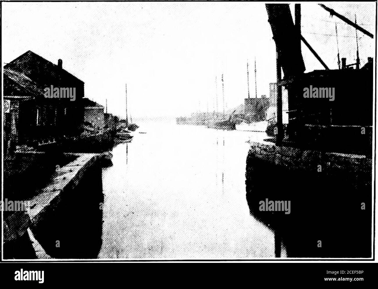 . Pèlerinages littéraires d'un naturaliste. Un angle de la Maison des sept Gables. Un quai de Salem de l'ancien temps de mer-faring VIEILLE VILLE DE SALEM 151 ce qu'il était. Son mystérieux mystère paraît tobrood dans tout ce qu'il a écrit, et on ne peut pas visiter les hishaunts et les scènes de sa terreur au jour le jour sans ressentir une certaine atmosphère de celui-ci planant encore au-dessus de l'endroit. Hawthornes ancêtre assis dans judgmentover les sorcières, et le juge Hathorne, invisibleeffectivement mais grimly regardant, me semble à l'avant-bord de beaucoup d'un conte qu'il a écrit. Comme le destin de relent-moins moqué les sorcières alors qu'il a saisi et les a tués avec trivialit Banque D'Images