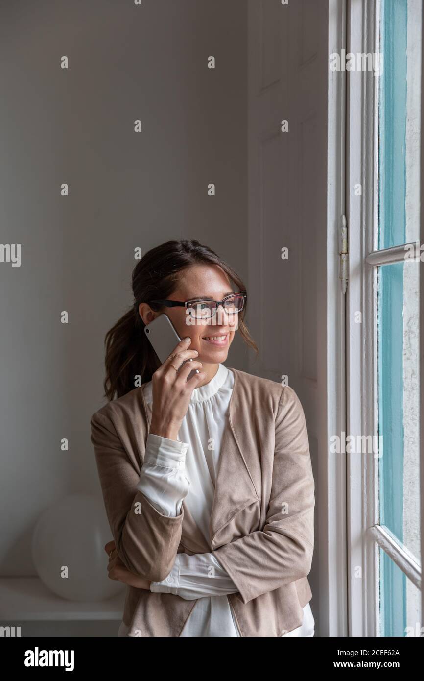 Jeune femme parlant sur le mobile Banque D'Images