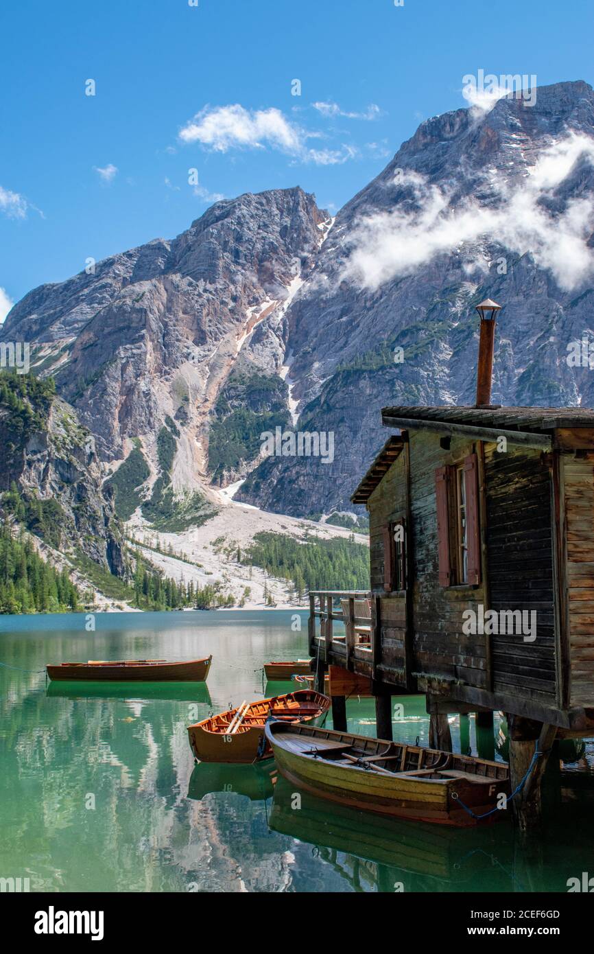 Vue sur le lac Braies, Pragser Wildsee, lac dans les Dolomites de Prags, Tyrol du Sud, Italie. Détail des barques amarrées en ligne près d'une cabine en bois Banque D'Images