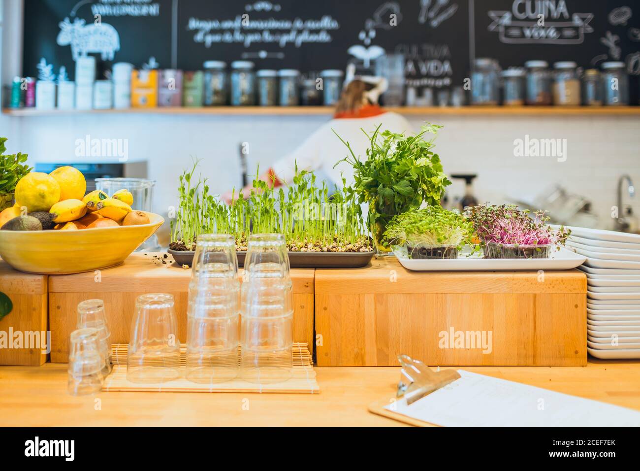 Différentes laitues vertes sur la table et cuisinez à la cafétéria. Banque D'Images