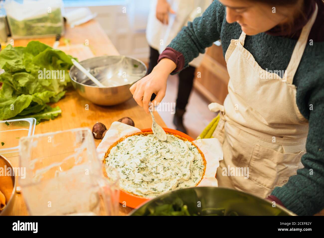 Faire cuire la sauce à mettre sur le plat Banque D'Images