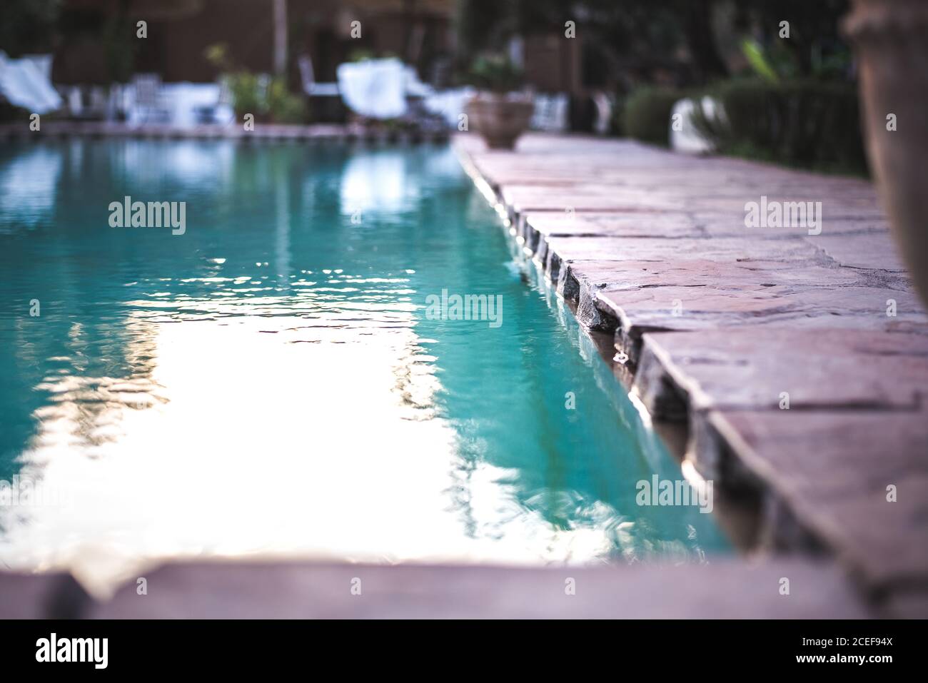 Belle décoration extérieure riad piscine au maroc Banque D'Images
