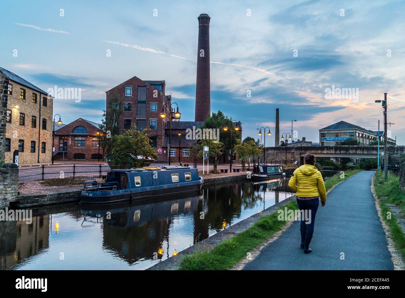 Ancien moulin et cheminée, Salt's Wharf, canal Leeds & Liverpool, Shipley, West Yorkshire, Angleterre au coucher du soleil Banque D'Images