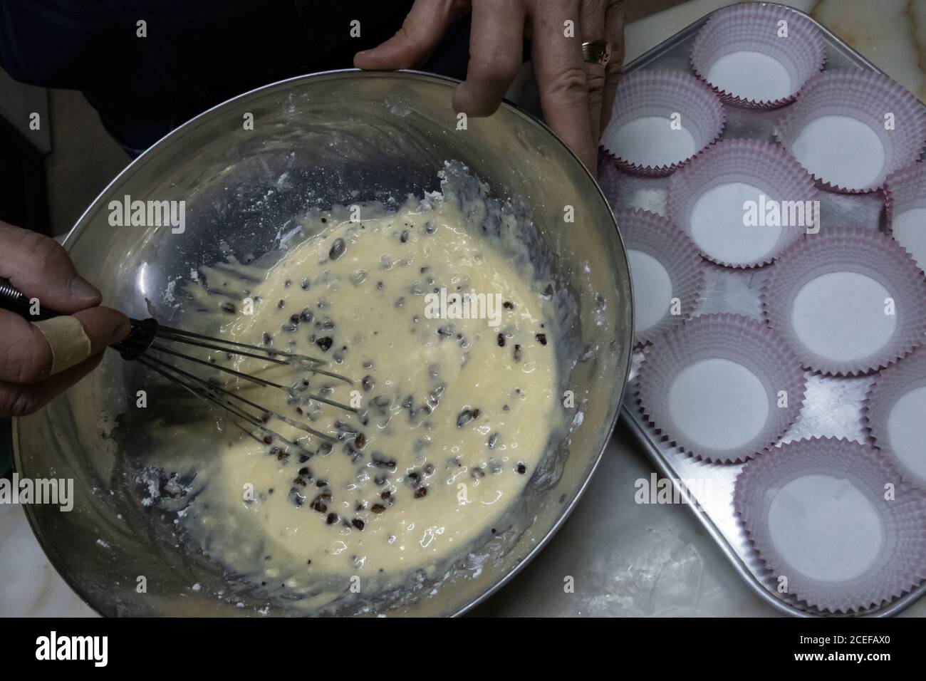 baker préparant des muffins aux pépites de chocolat Banque D'Images