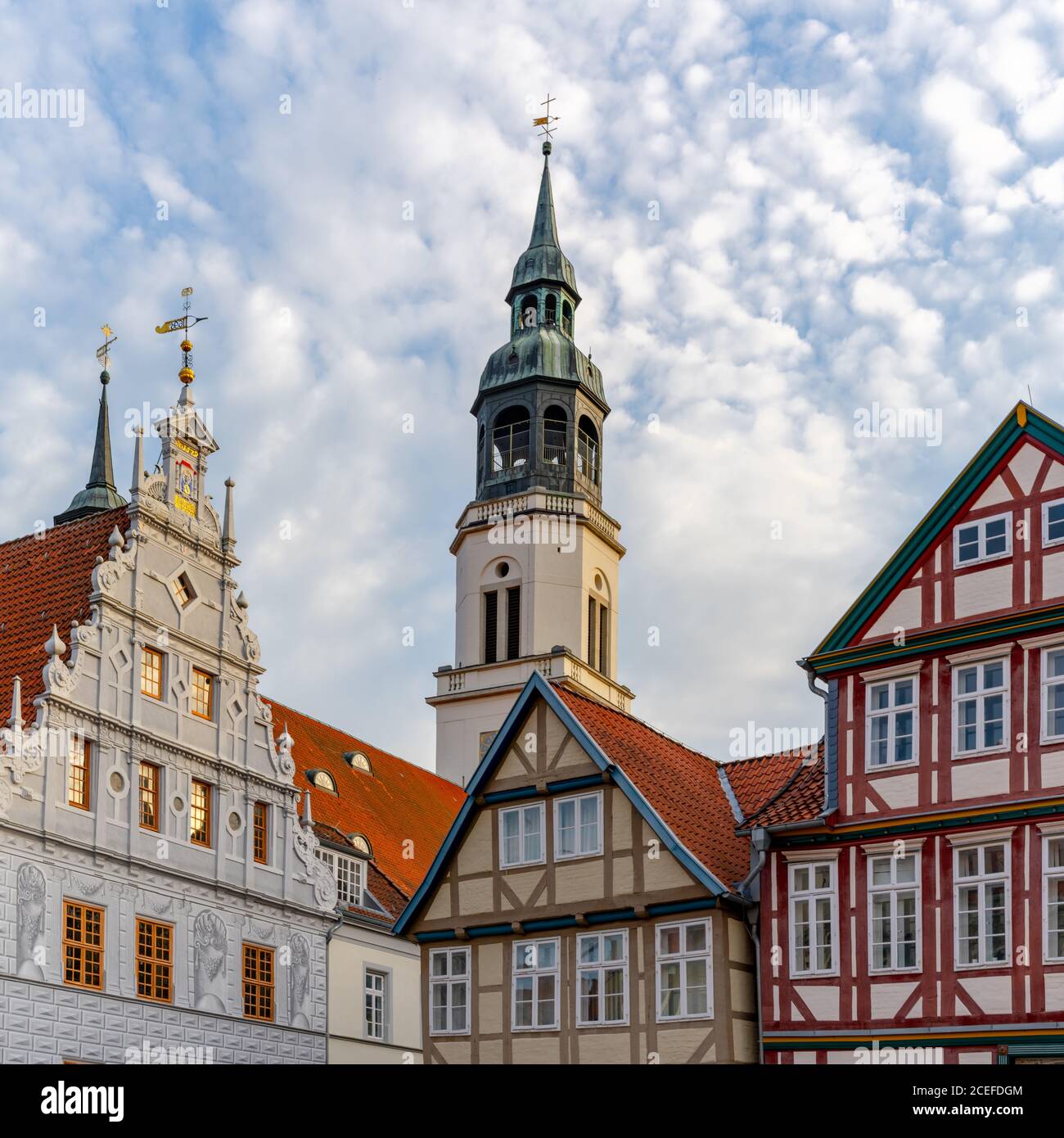 Celle, Niedersachsen / Allemagne - 3 août 2020: Vue sur l'ancien hôtel de ville et l'église Saint-Marien de celle en Basse-Saxe Banque D'Images