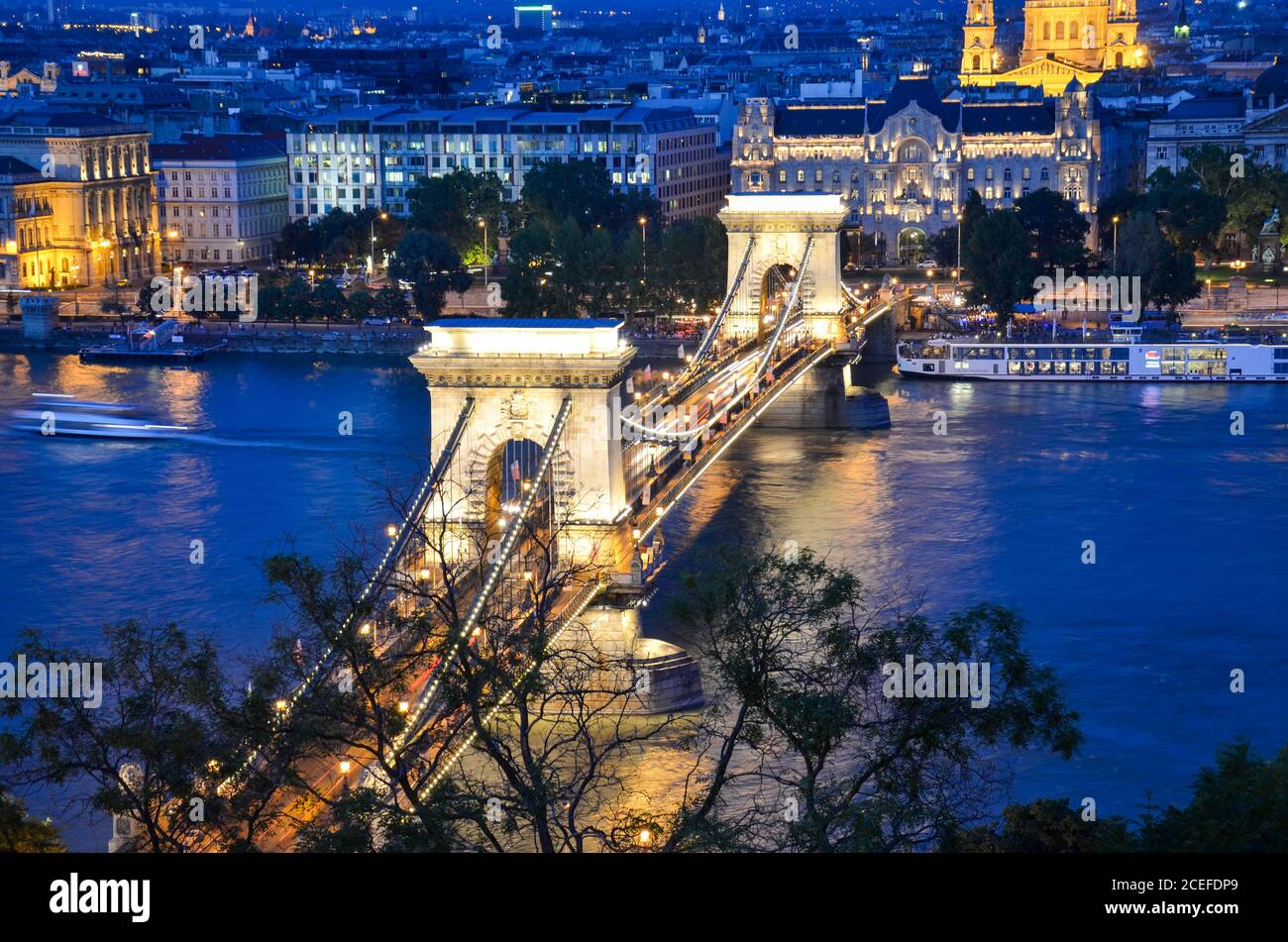 Connexions architecturales, routes et ponts. Vue sur le pont de la chaîne Széchenyi. La photo a été prise au crépuscule. Banque D'Images