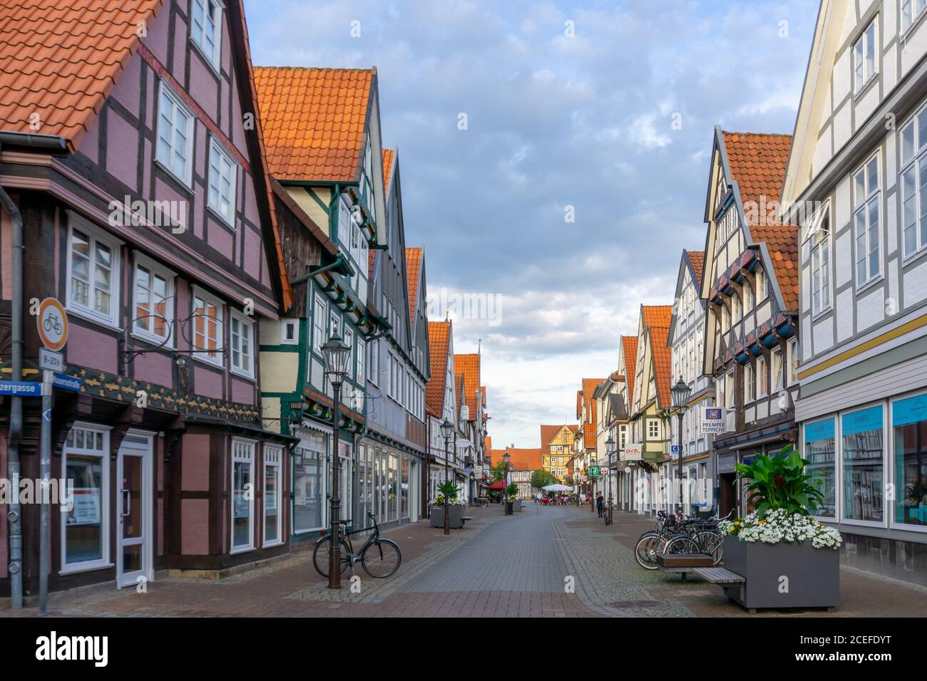 Celle, Niedersachsen / Allemagne - 3 août 2020 : belle soirée d'été dans la vieille ville historique de celle en Basse-Saxe Banque D'Images