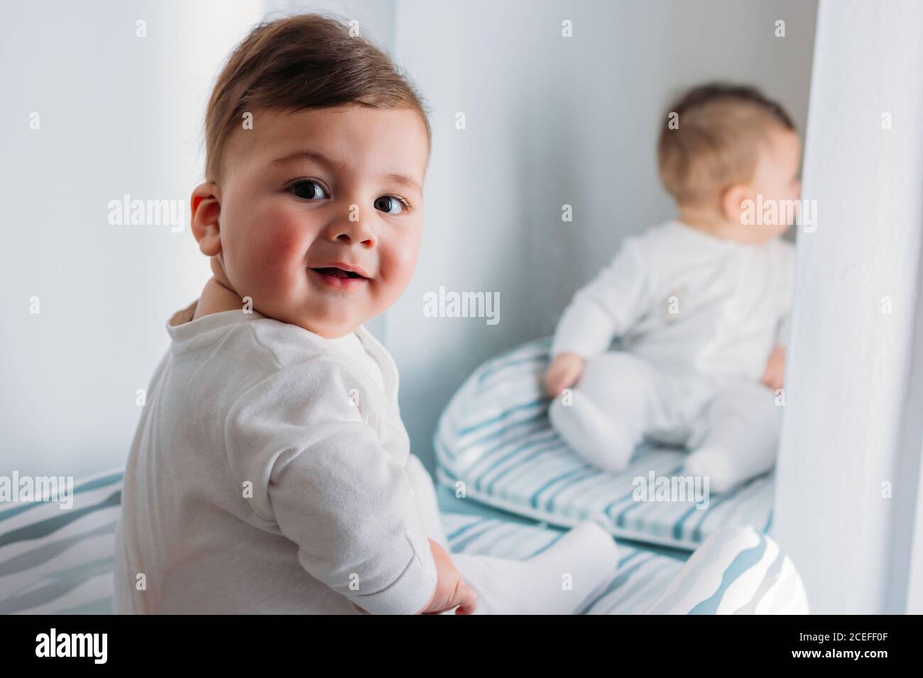 Bébé devant un miroir Photo Stock - Alamy