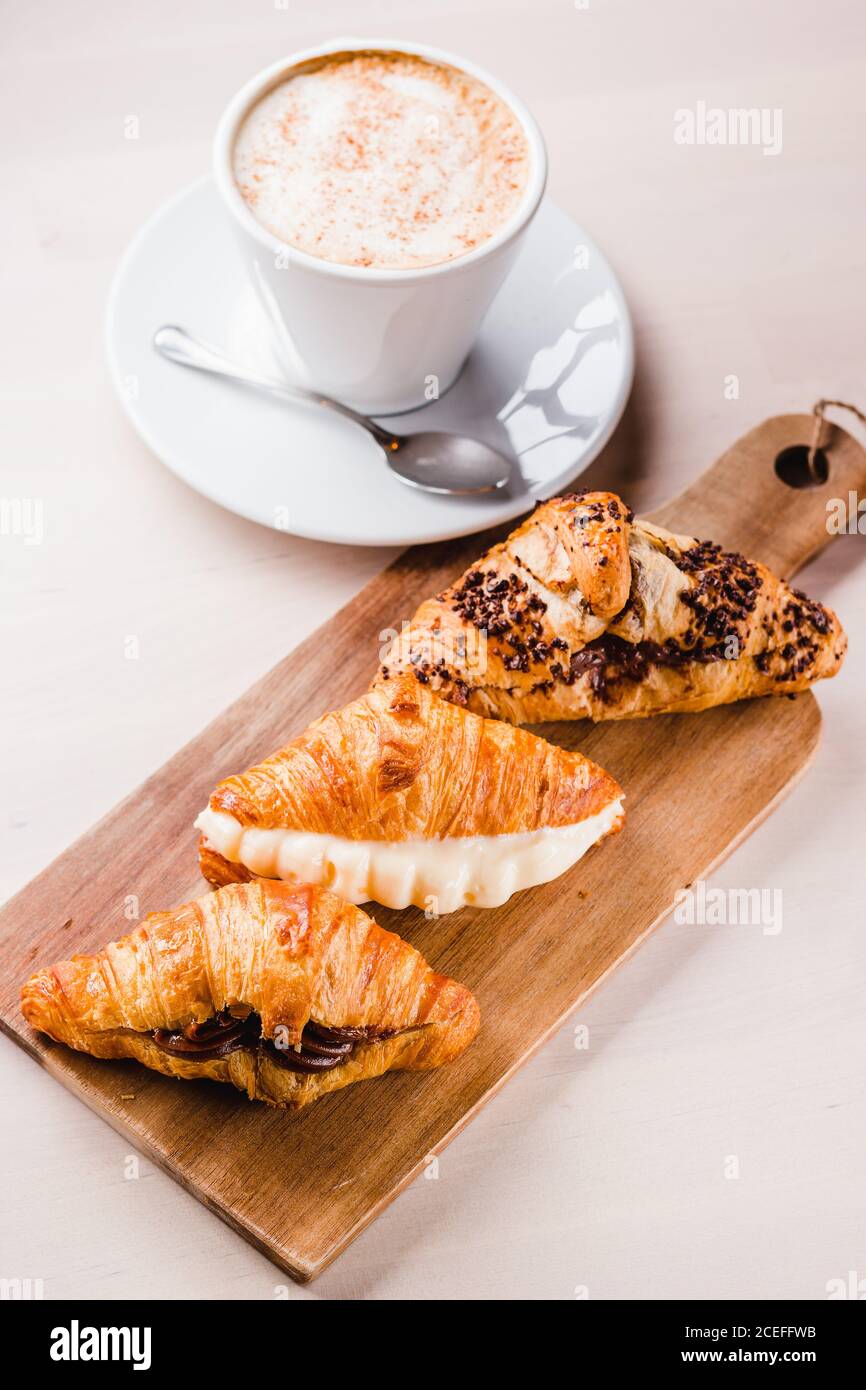 Assortiment de croissants avec garniture Banque D'Images