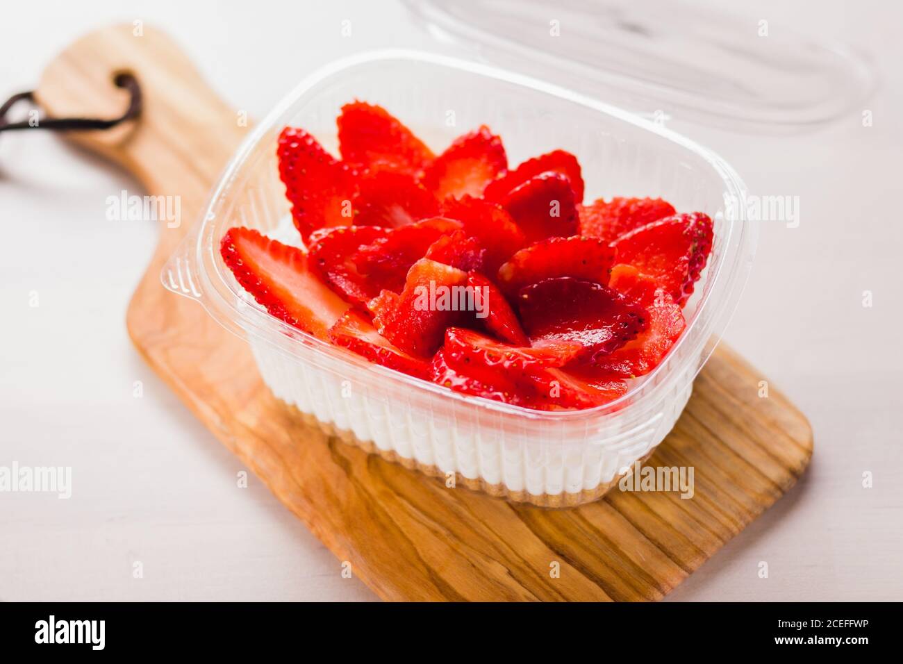 Contenant avec fraise en tranches Banque D'Images