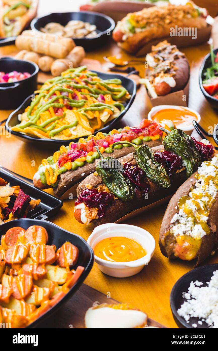 Gros plan de l'assiette avec des frites nacho dans une vinaigrette servie avec divers en-cas sur la table. Banque D'Images