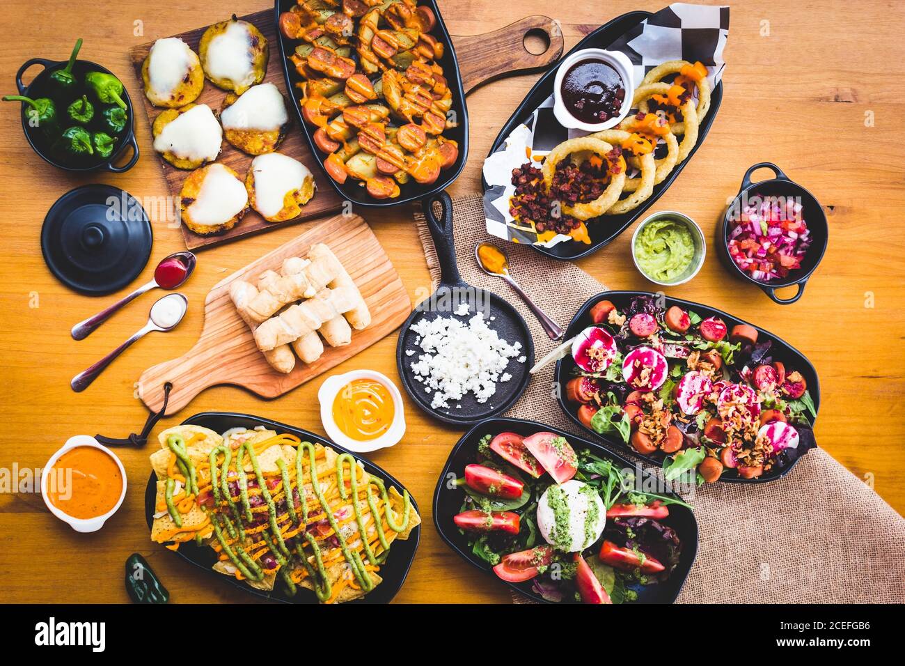 Gros plan de l'assiette avec des frites nacho dans une vinaigrette servie avec divers en-cas sur la table. Banque D'Images