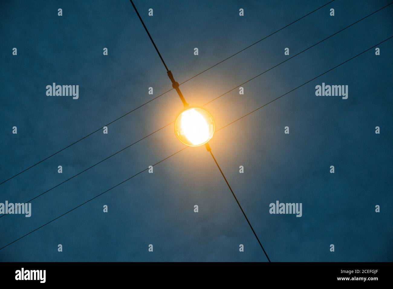 Lampe brillante suspendue au-dessus du sol fixée aux câbles Banque D'Images