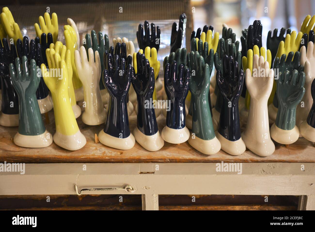 Un présentoir de porte-bijoux en céramique en forme de main.À l'intérieur du Fish's eddy, un magasin d'ustensiles de cuisine et de tchotChke dans Lower Manhattan, New York. Banque D'Images